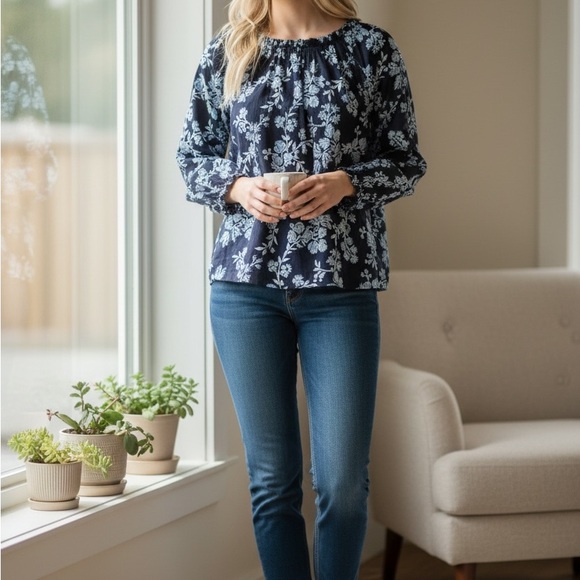 J. Crew Women’s Navy and White Floral flowy top excellent condition - Picture 2 of 6